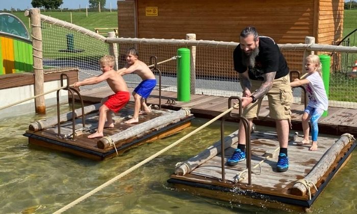Wasserspielbereich mit Floßbecken © Bubenheimer Spieleland
